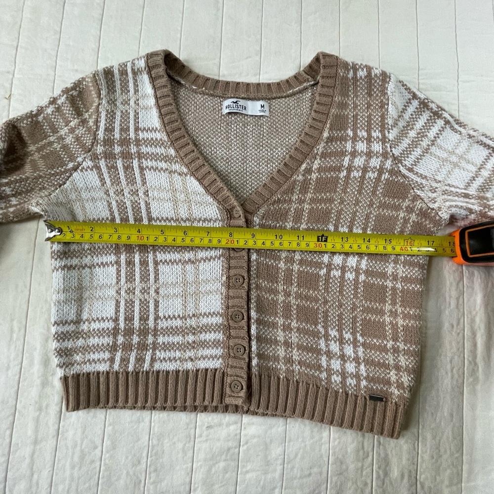 Hollister Beige and Cream Cropped Plaid Cardigan Sweater Medium - Picture 4 of 7